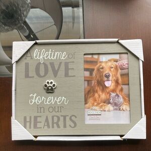 NIB! Pet frame holds 4x6 picture w/ 3D paw print